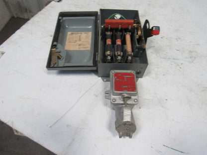 Square D Pyle YXA13032-G 600V 20Hp 30A 3Ph Fused 3 Pole Disconnect 4P Plug