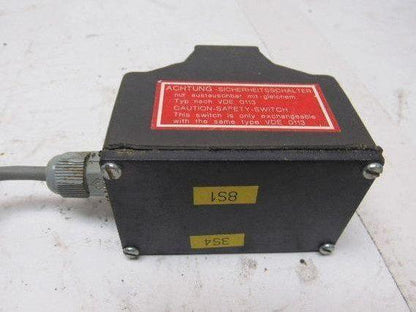 Balluff BNS113-B3-R12-61A12 Mechanical 2 Position Roller Plunger Switch
