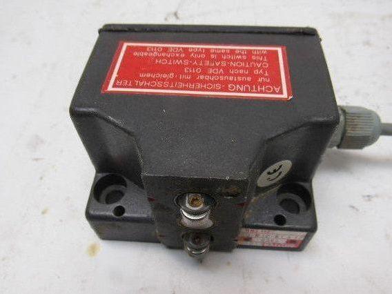 Balluff BNS113-B3-R12-61A12 Mechanical 2 Position Roller Plunger Switch