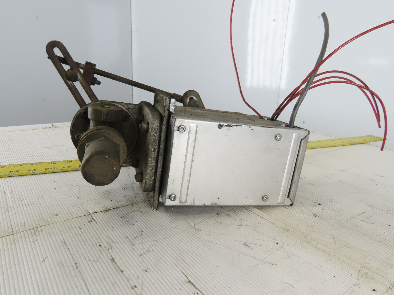 Barber Colman EA57 Actuator 0.65A 120V 40W W/2-3706 1/4" NPT Valve