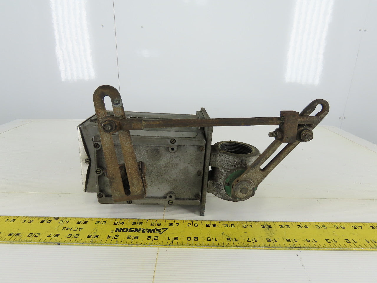 Barber-Coleman EA57 Actuator 0.65A 12V 60Hz 40W 1-1/2 NPT