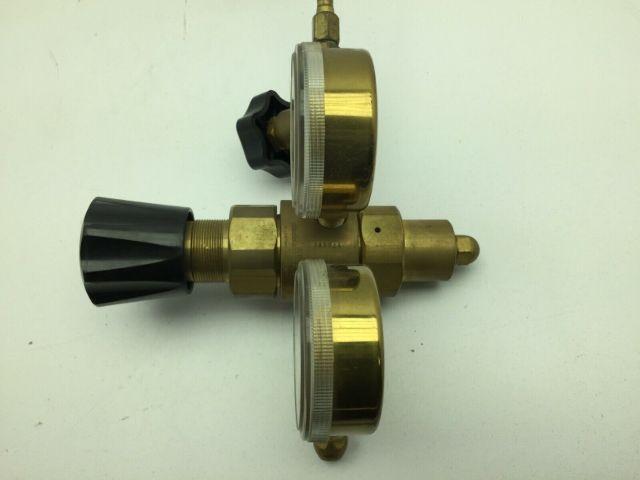Air Products E12-3-NL45F Gas Regulator 250 PSI