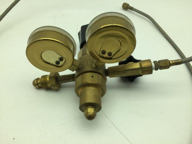 Air Products E12-3-NL45F Gas Regulator 250 PSI