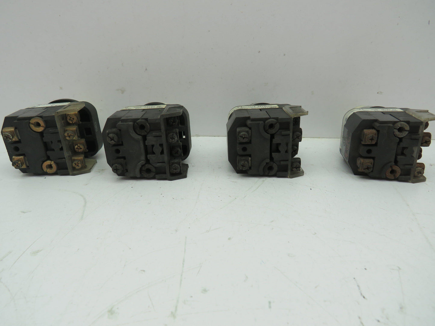 Allen Bradley 800T-PT16 Illuminated Push Button Ser T 120V WHITE NO/NC  Lot of 4