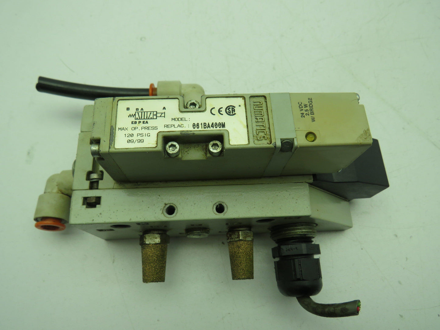Numatics 061BA400M Solenoid Valve w/ Manifold Base