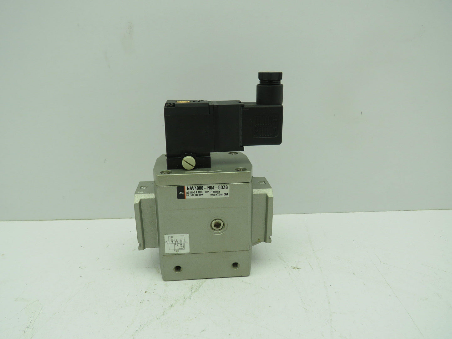 SMC NAV4000-N04-5DZB Pneumatic Soft Start Valve 24VDC 1/2"NPT