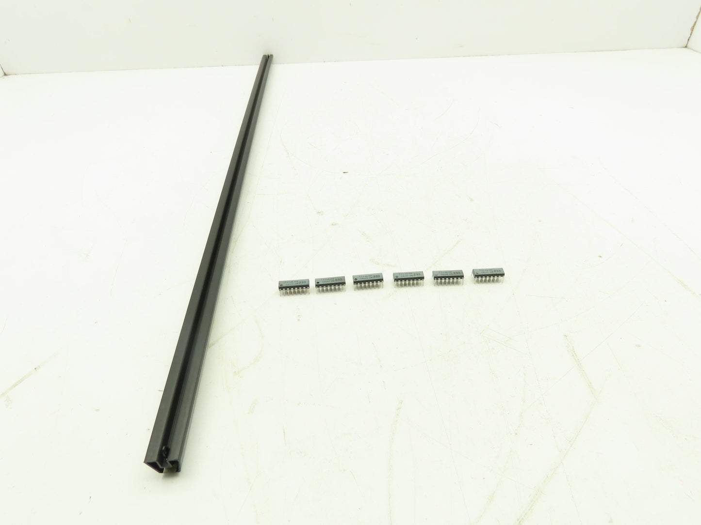 Delco DM233 Audio/Video DIP IC 16-Pin Integrated Circuit 72342466  LOT OF 20