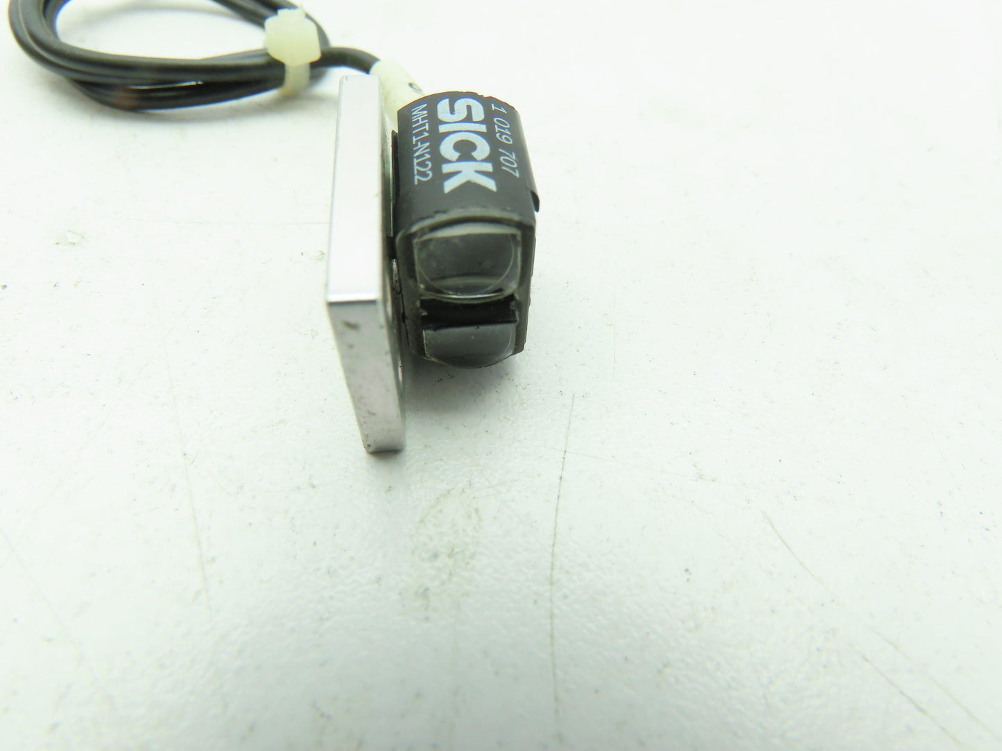 SICK MHT1-N122 Photoelectric Proximity Sensor Switch 10-30 VDC  LOT OF 2