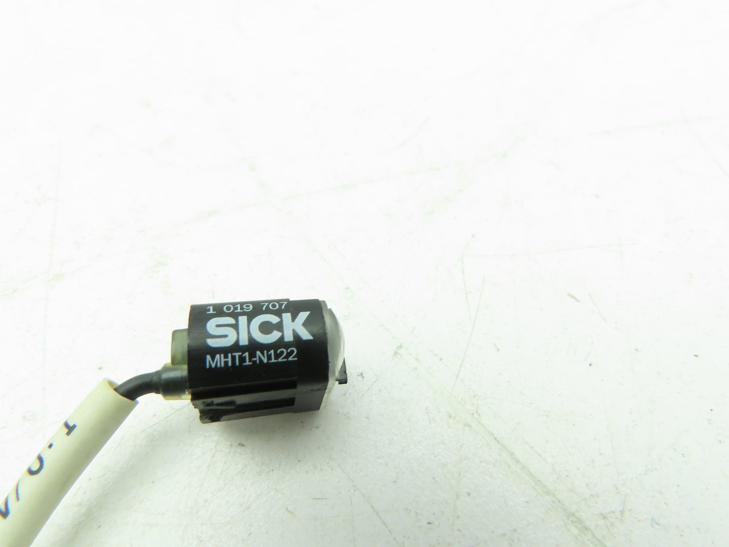 SICK MHT1-N122 Photoelectric Proximity Sensor Switch 10-30 VDC  LOT OF 2