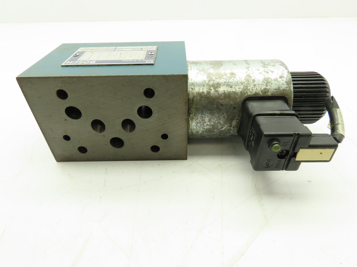 Bosch 918 / 0 811 020 040 Hydraulic Solenoid Valve 24V Coil 3500 PSI