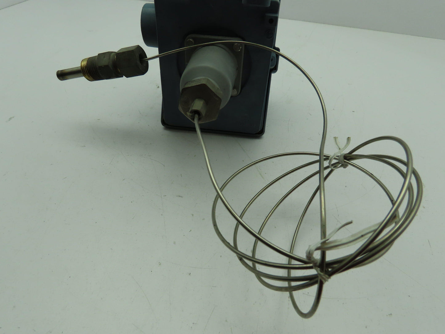 UE United Electric E400-3BS Temperature Switch CC2  100-400F SPDT Bulb Sensor