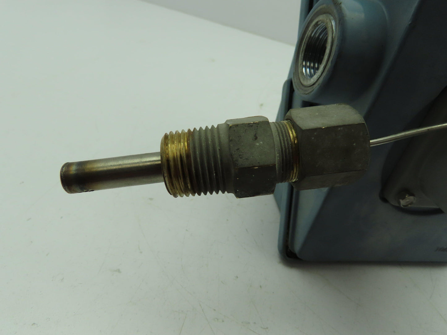 UE United Electric E400-3BS Temperature Switch CC2  100-400F SPDT Bulb Sensor