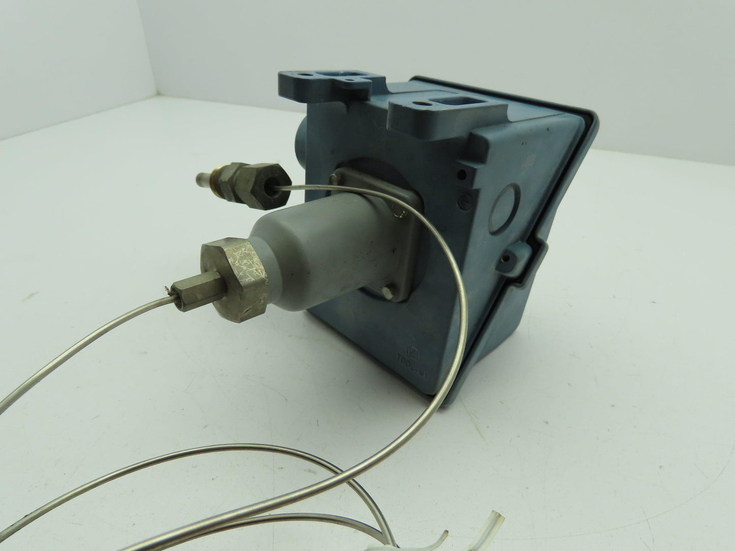 UE United Electric E400-3BS Temperature Switch CC2  100-400F SPDT Bulb Sensor