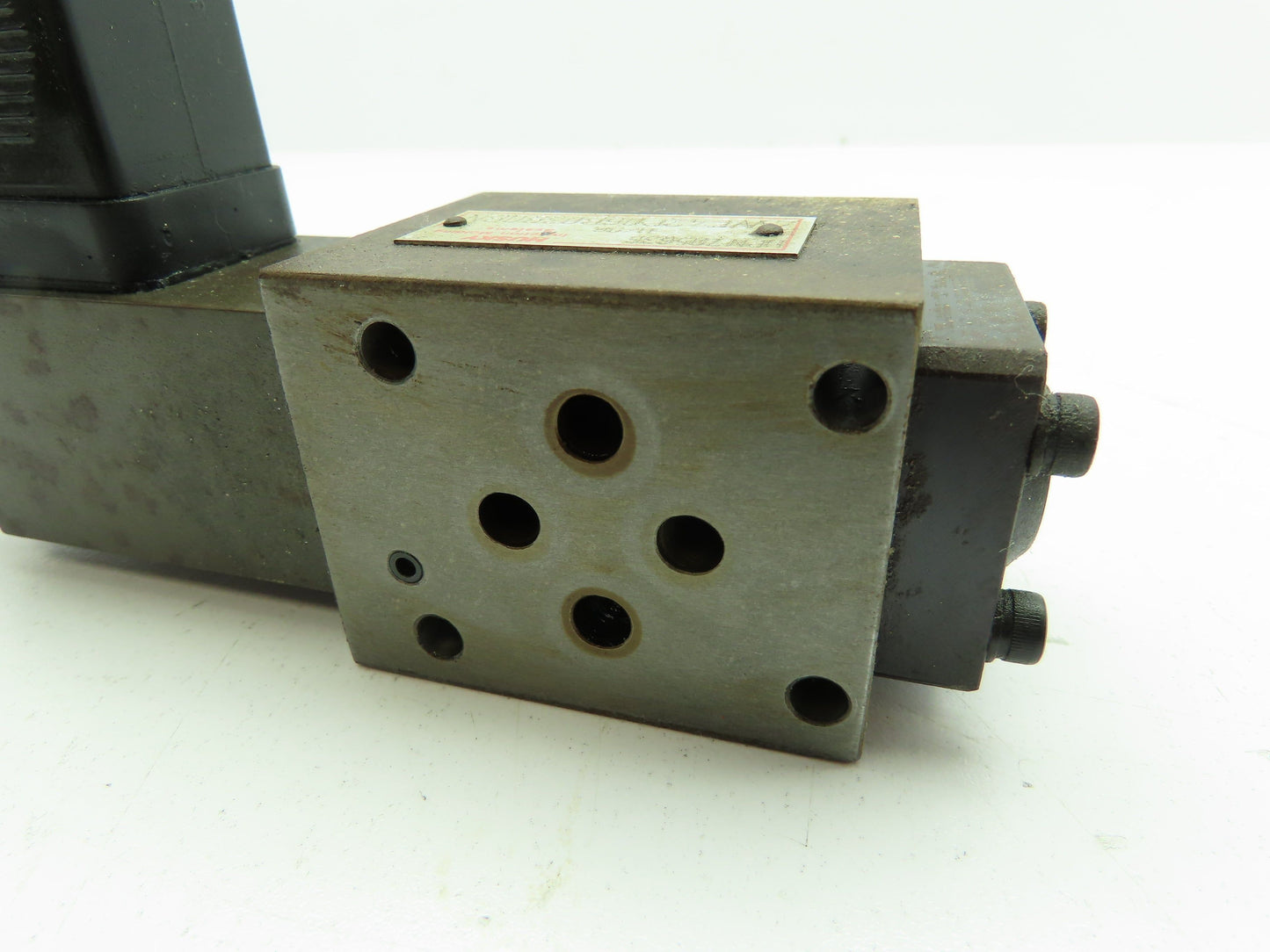 Husky Hydrolux ZWE42P06B03BOBN Hydraulic Directional Control Solenoid Valve 24V