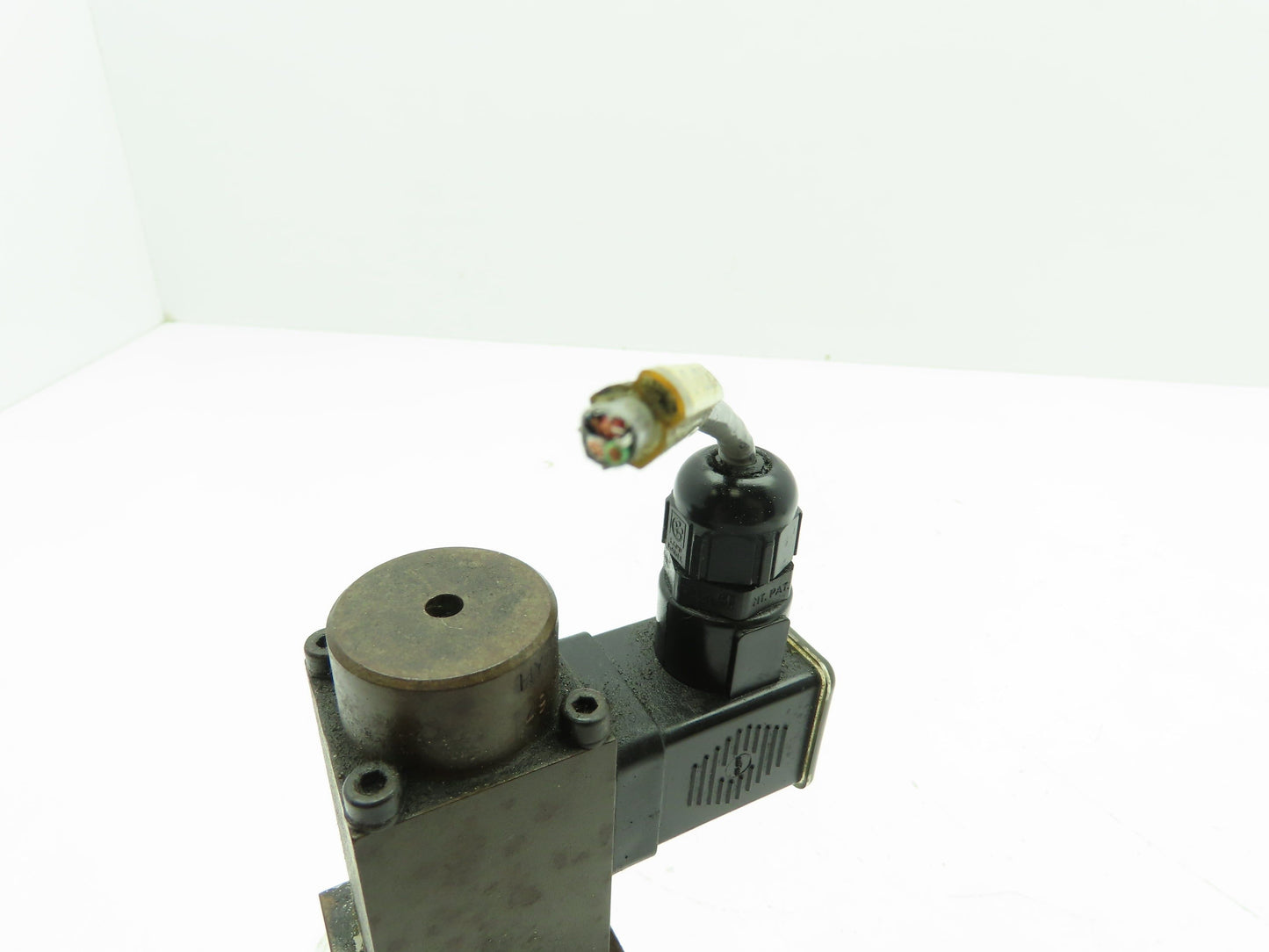 Husky Hydrolux ZWE42P06B03BOBN Hydraulic Directional Control Solenoid Valve 24V