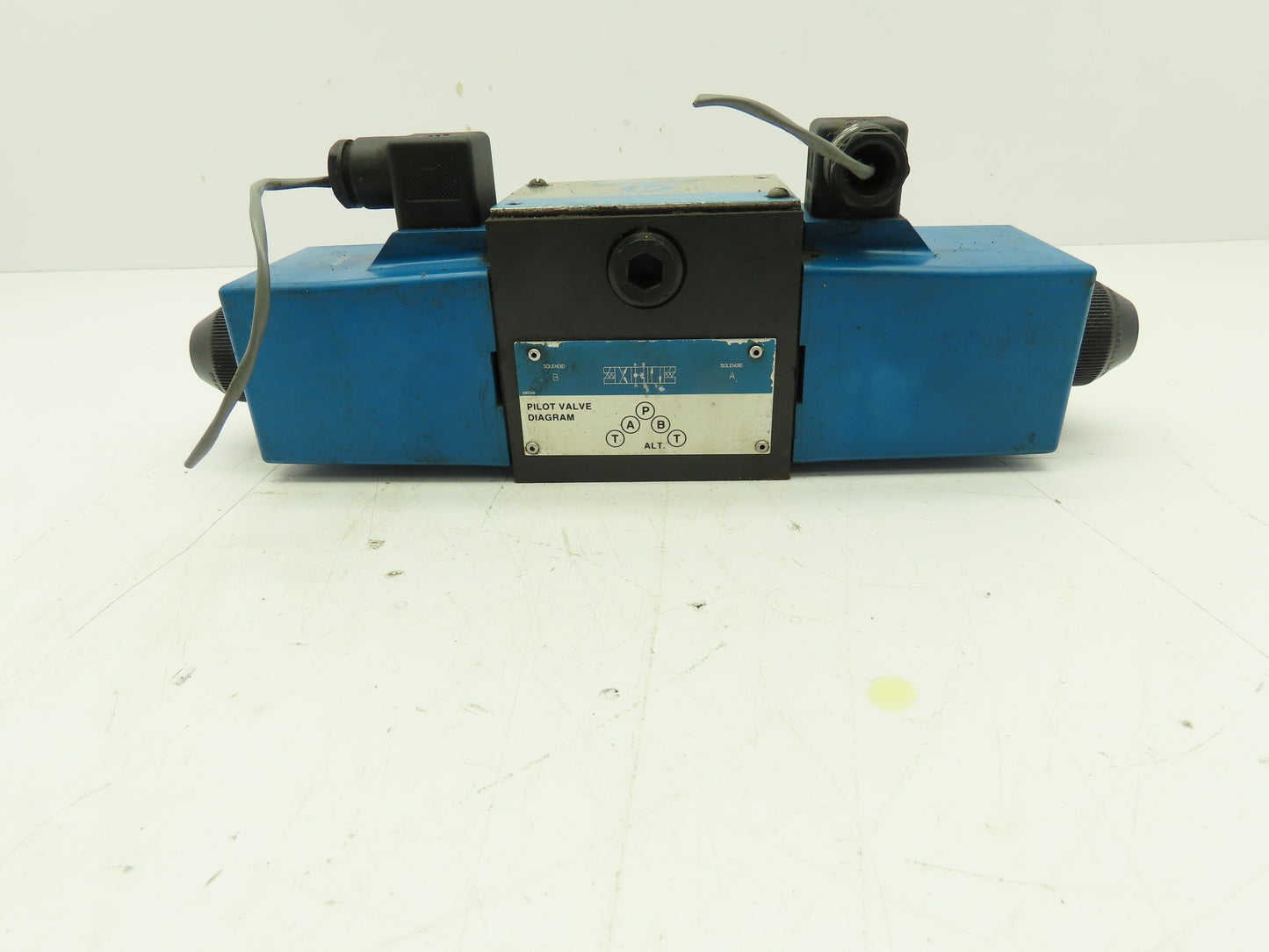 Vickers DG4S4-017C-U-H-60 Hydraulic Directional Control Solenoid Valve 24VDC