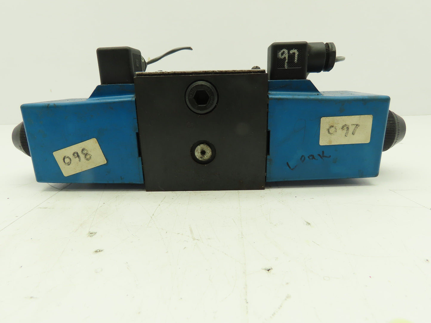 Vickers DG4S4-017C-U-H-60 Hydraulic Directional Control Solenoid Valve 24VDC