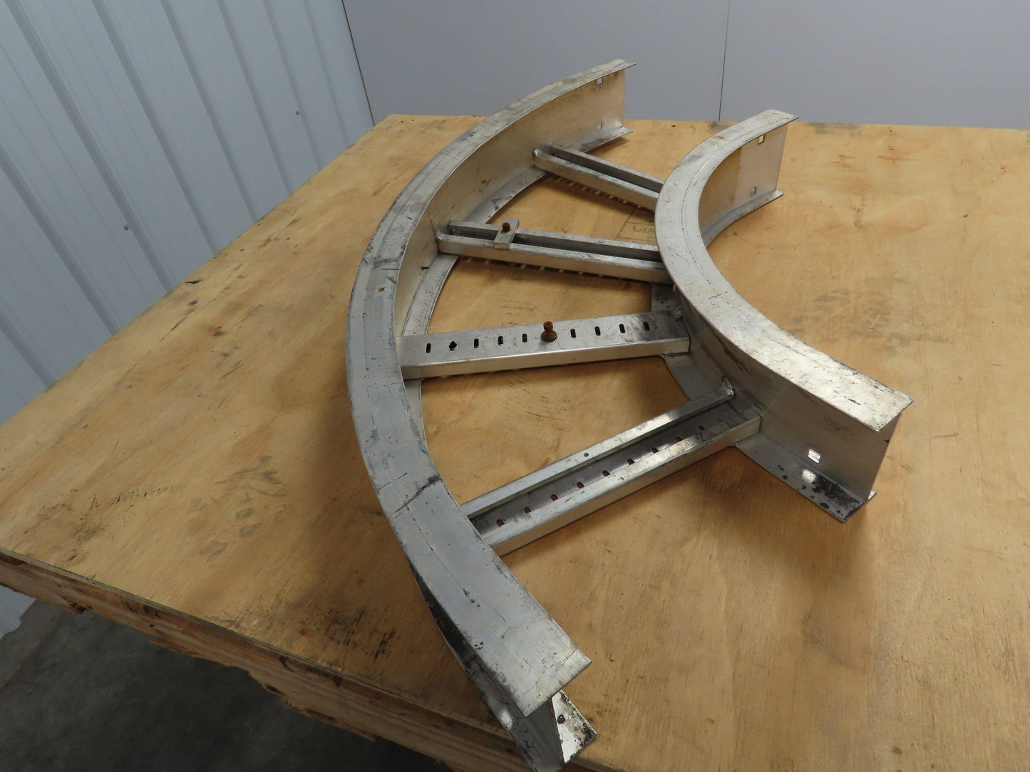 Thomas & Betts ALF-4-12-L-HB90-12 90° Cable Tray