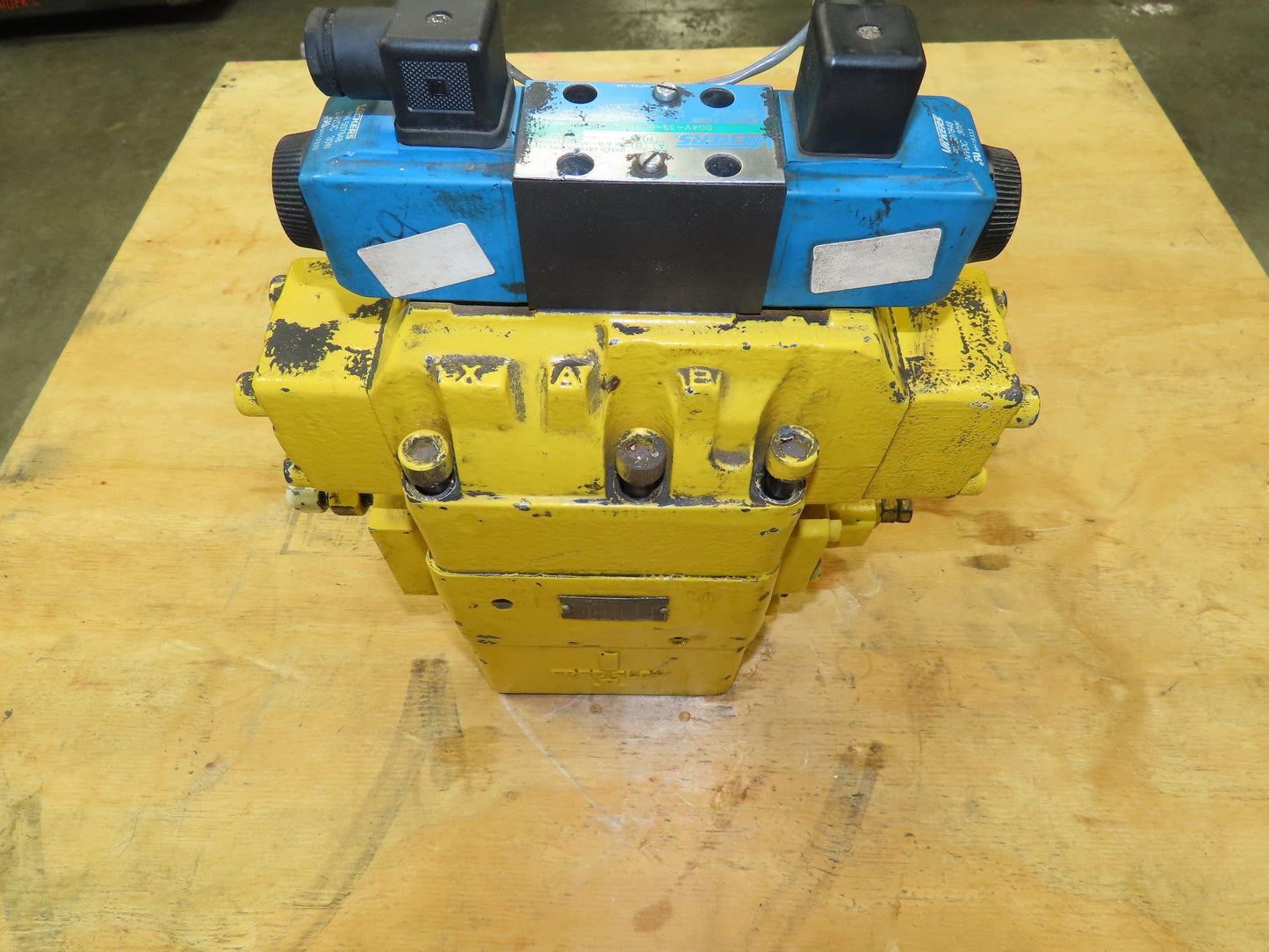 Tokimec DG5V-H8 Directional Hydraulic Flow Control Solenoid Relief Valve Stack