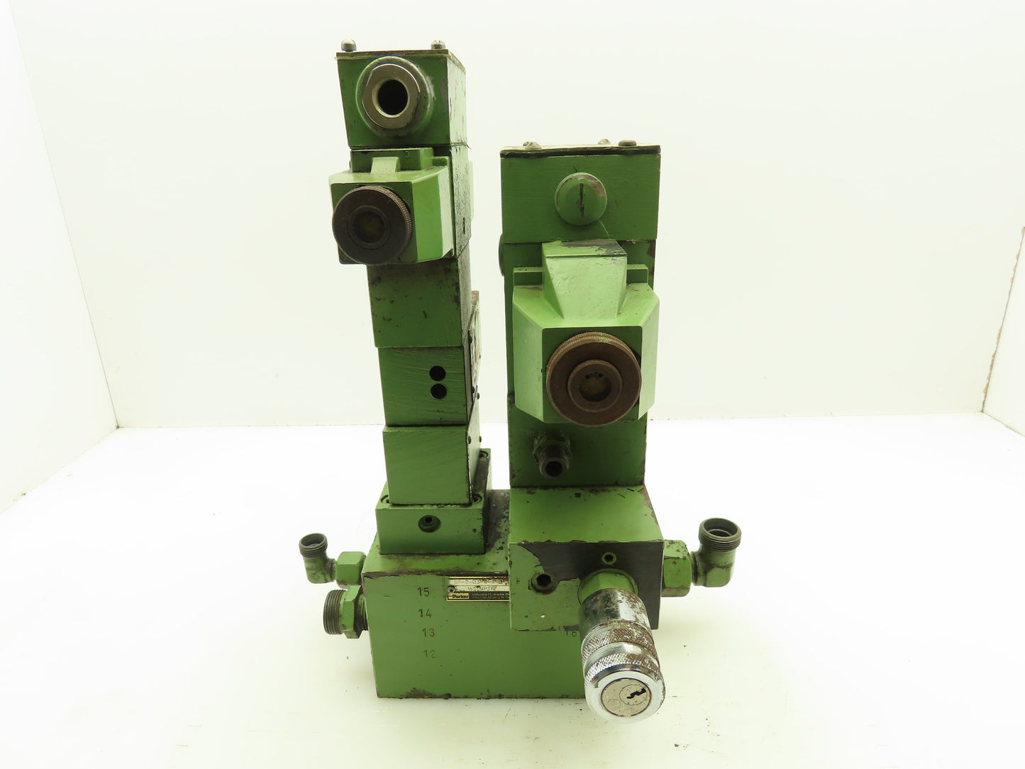 Parker D1VW / D3W Hydraulic Directional Flow Control Solenoid Valve Stack GREEN