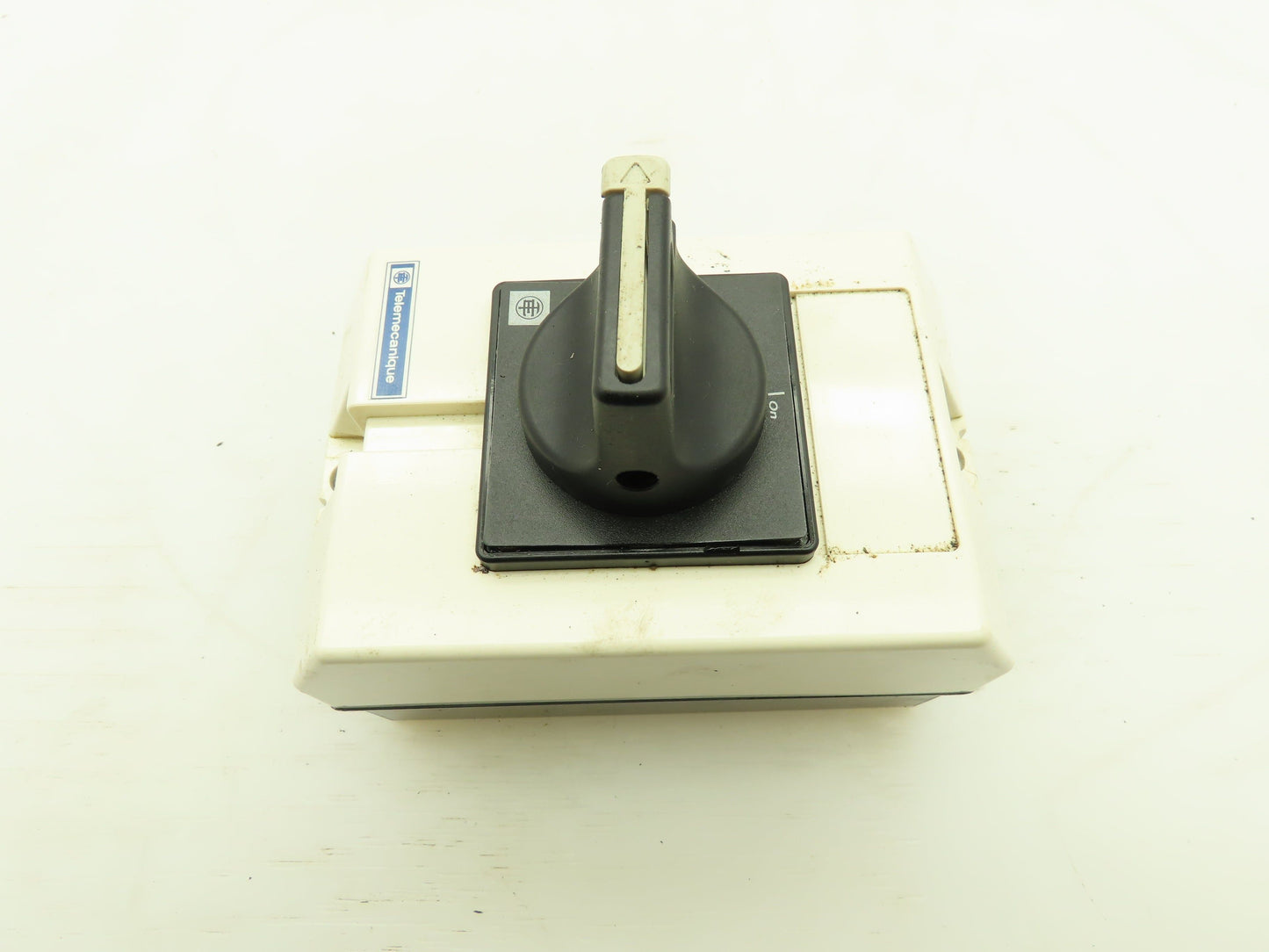 Telemecanique V02 10A Switch W/Aux Contacts & Enclosure 600VAC 3 Pole 5 HP