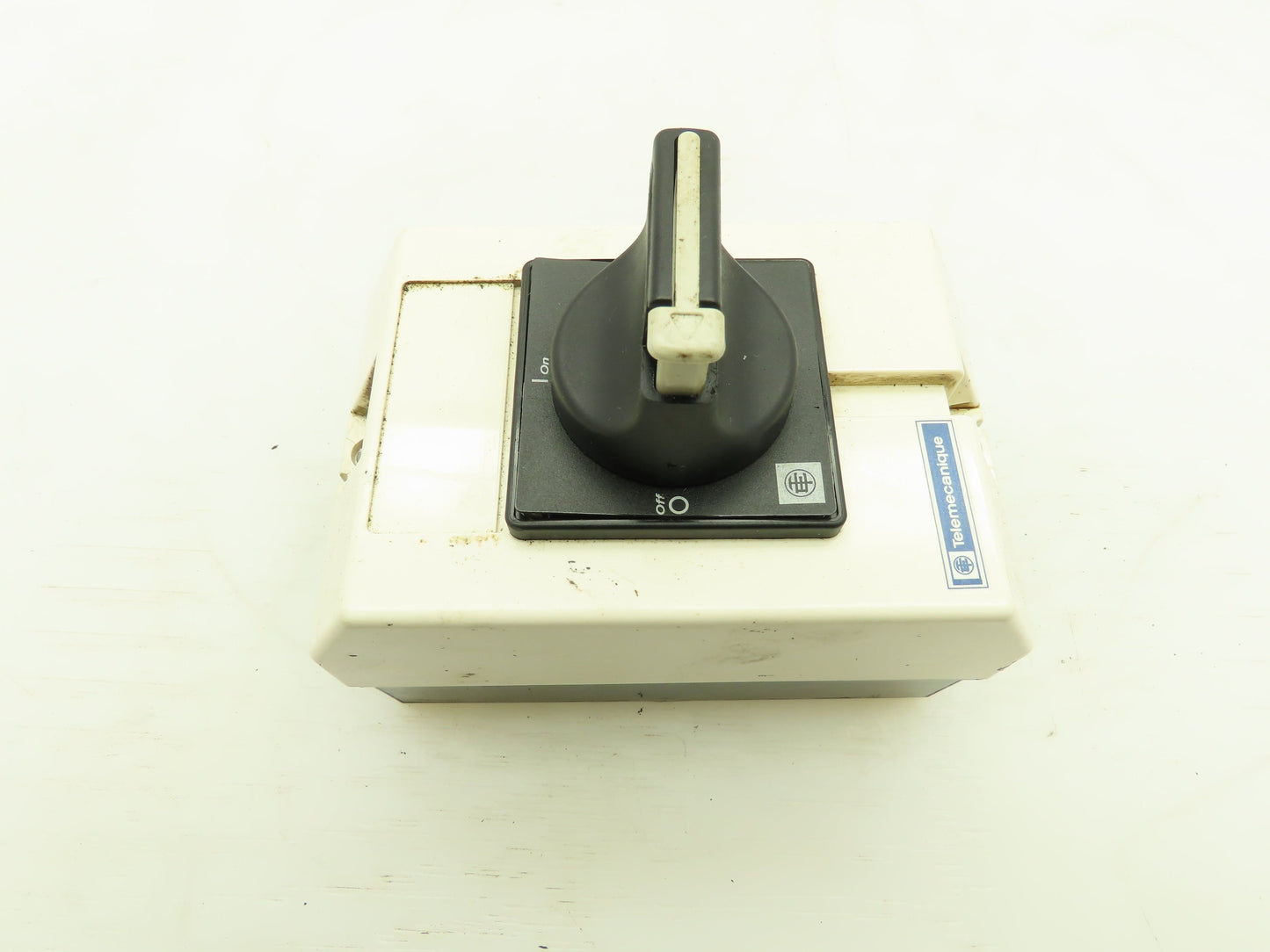 Telemecanique V02 10A Switch W/Aux Contacts & Enclosure 600VAC 3 Pole 5 HP