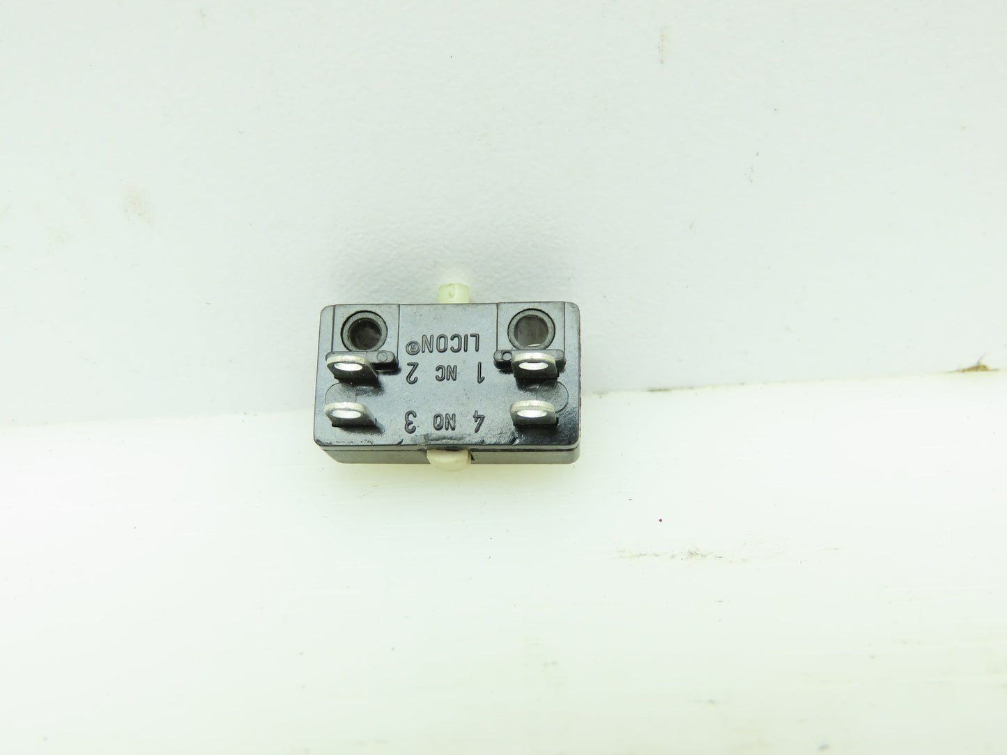 ITW 16-130121 Microswitch Subminiature Pin Plunger 125/250VAC 10.1-Amp LOT OF 2