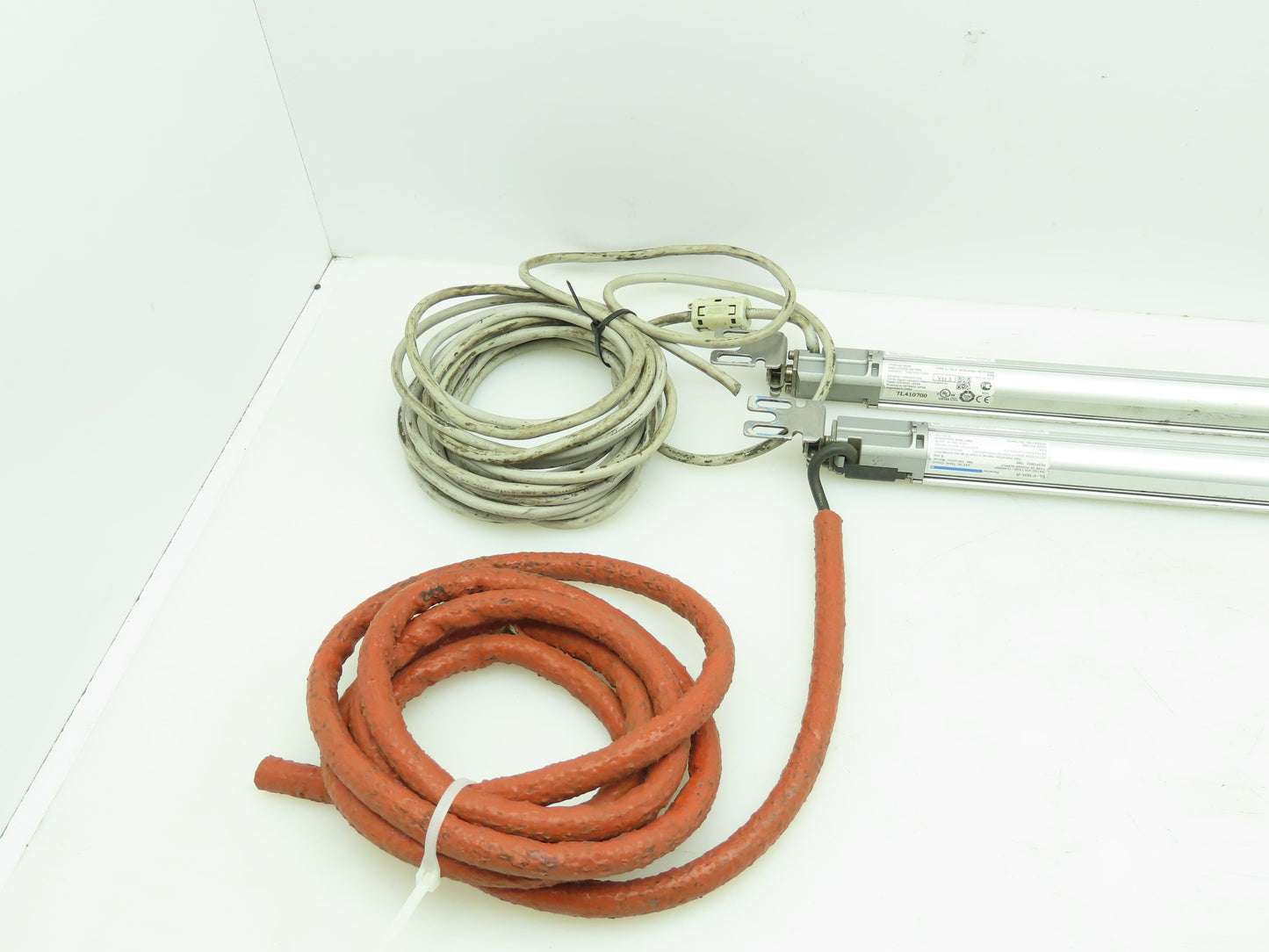 Keyence SL-V16H-R / SL-V16H-T Light Curtain Receiver & Transmitter 24VDC W/ Cord