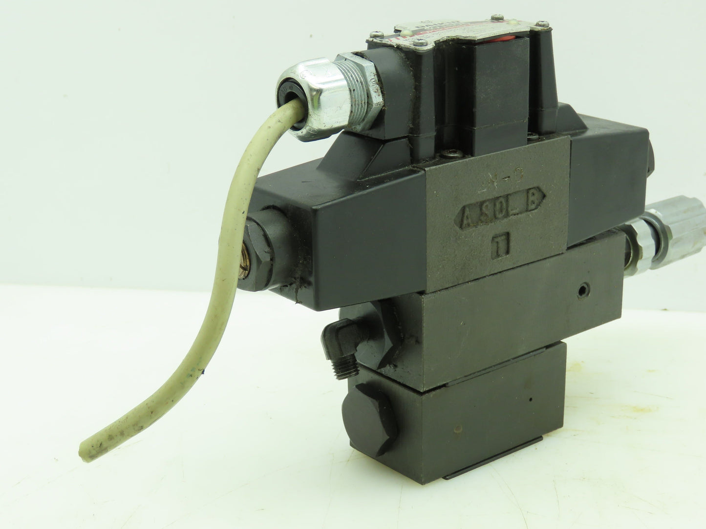 Daikin Kogyo Solenoid Controlled Hydraulic Valve Stack W/ Check and Reducing