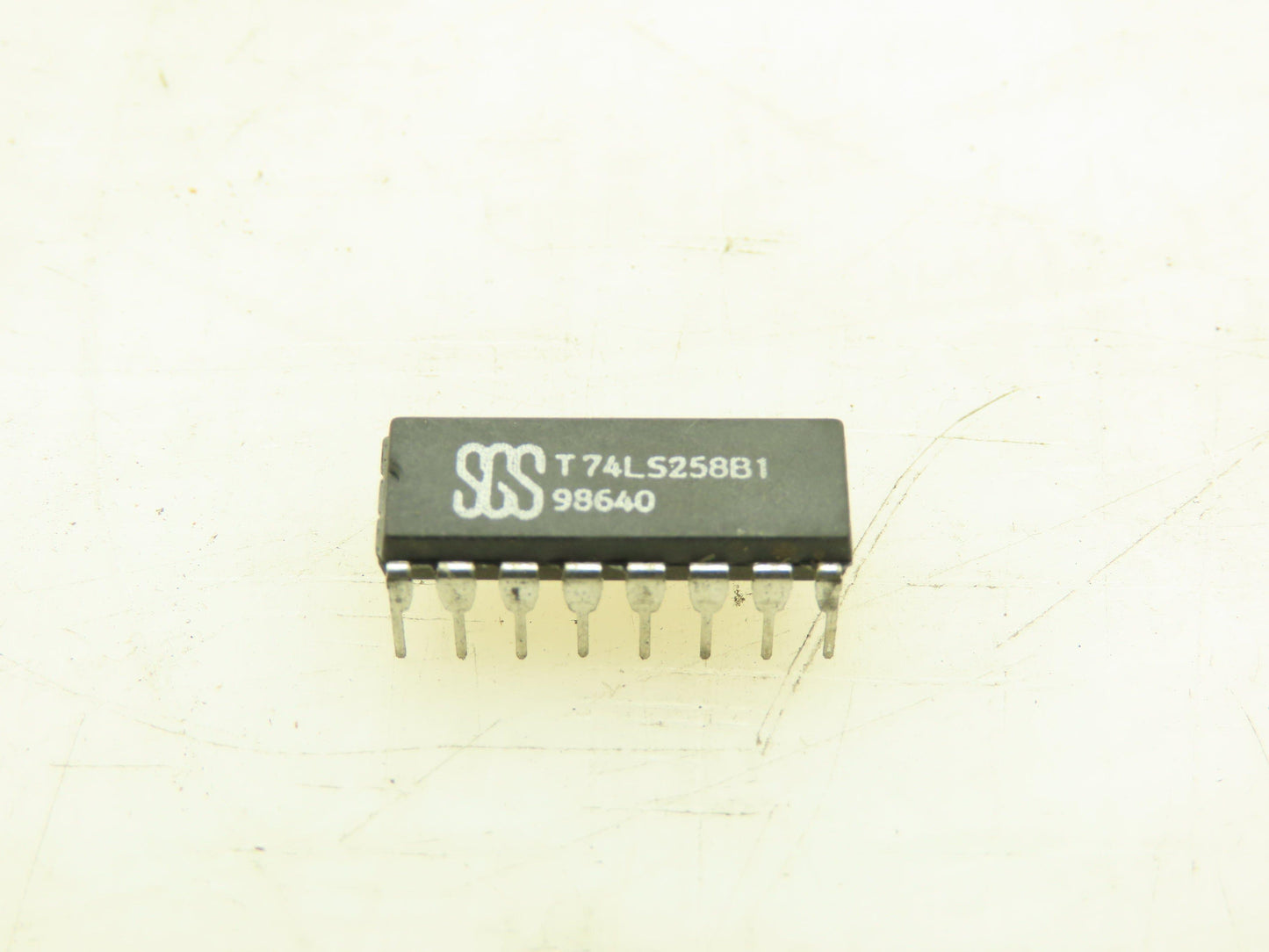 SGS Thomson T74LS258B1 Quad 2-Input Multiplexer /3-State Output 16-Dip LOT OF 25