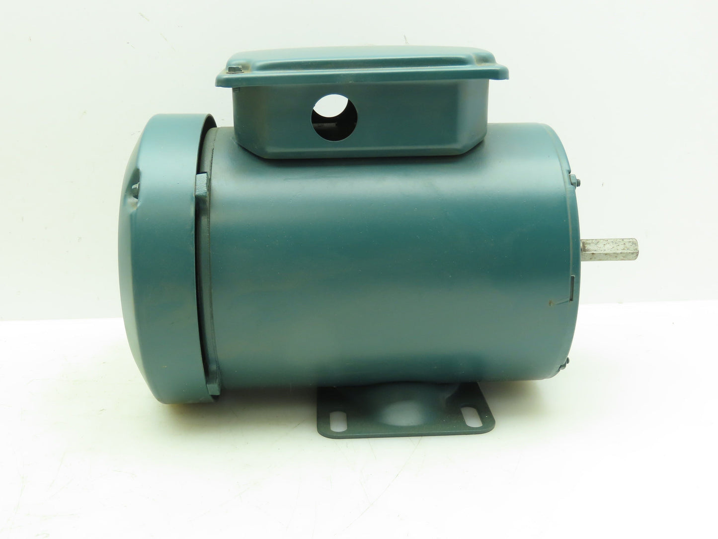 Reliance A81C2131M Electric Motor 1/2HP 3450RPM 575V 3PH 1/2"Shaft ED48 Frame