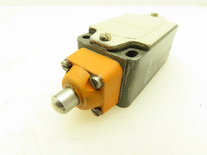 Siemens 3SE3 120-1C Limit Switch, Top Plunger, Spring Return, Lot of 2