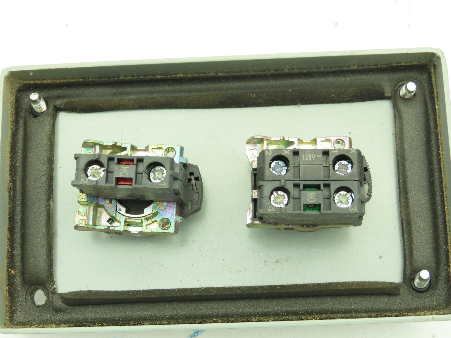 Cooper B-Line 2 Pushbutton Enclosure Control Station On/Off 800F Switch 3x3x6"