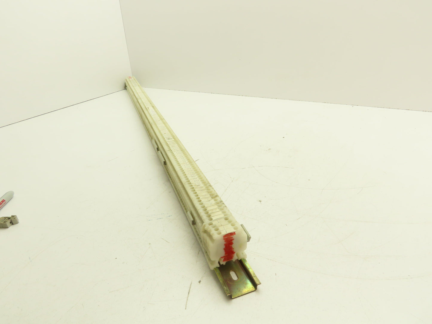 Allen Bradley 1492-HM1 White Terminal Blocks (150pcs) 30A 600V 39" DIN Rail
