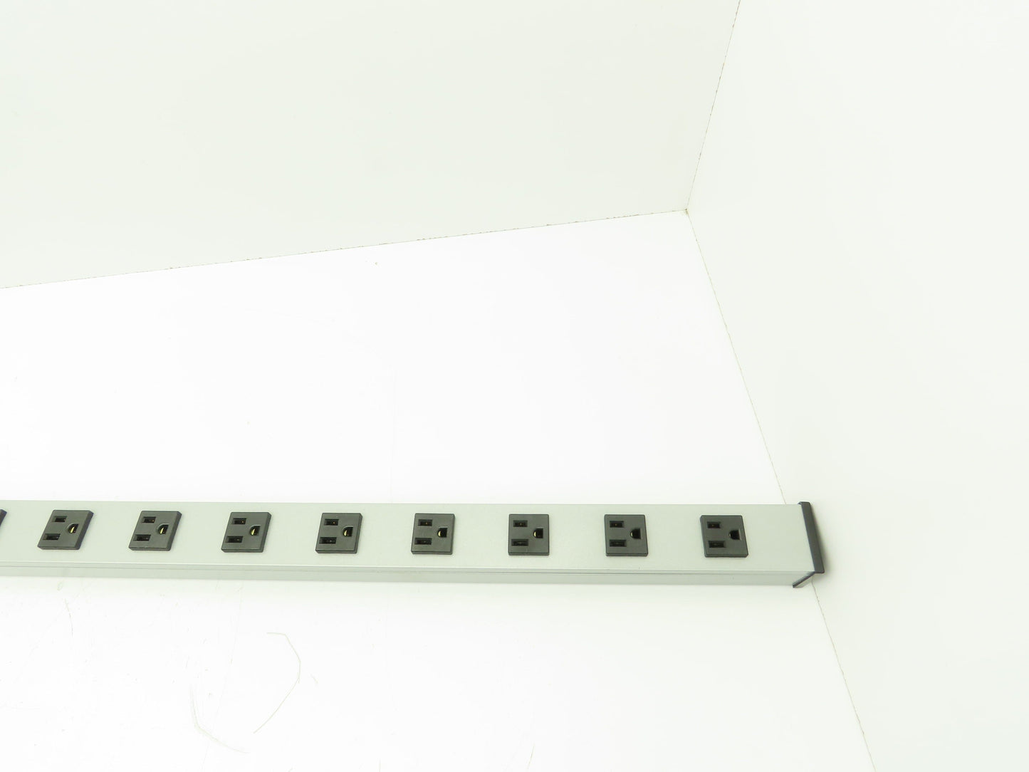 Wiremold UL404BD Plug-In Outlet Center 16 Outlet Power Strip 15A 120VAC 48"