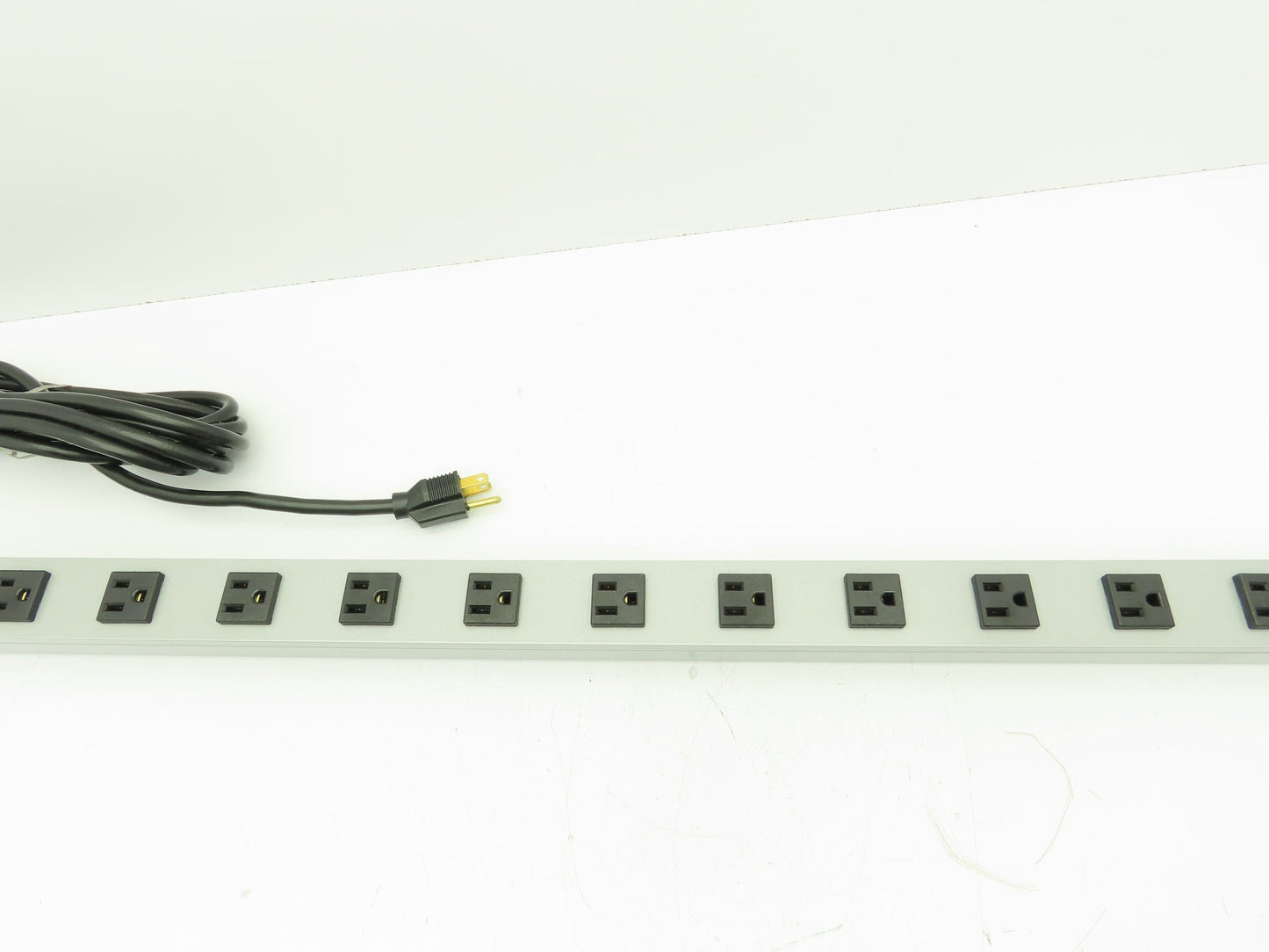 Wiremold UL404BD Plug-In Outlet Center 16 Outlet Power Strip 15A 120VAC 48"