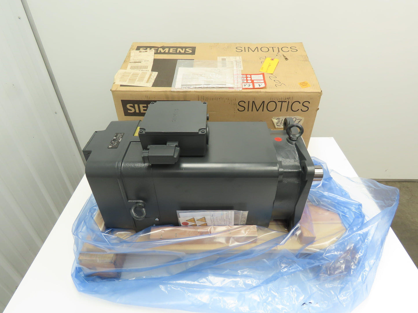 Siemens 1FT6134-6SC71-8DA0 Servo Motor Simotics Synchronous 2000 RPM 26.2KW 35HP