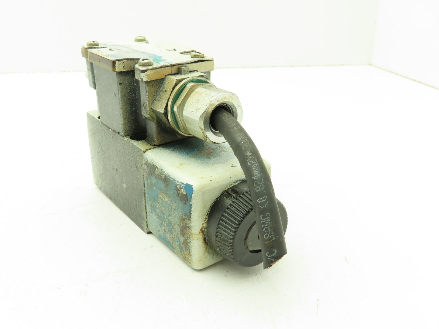 Vickers DG4V-3S-2A-M-FTWL-B5-60 Directional Control Solenoid Valve 120V D03
