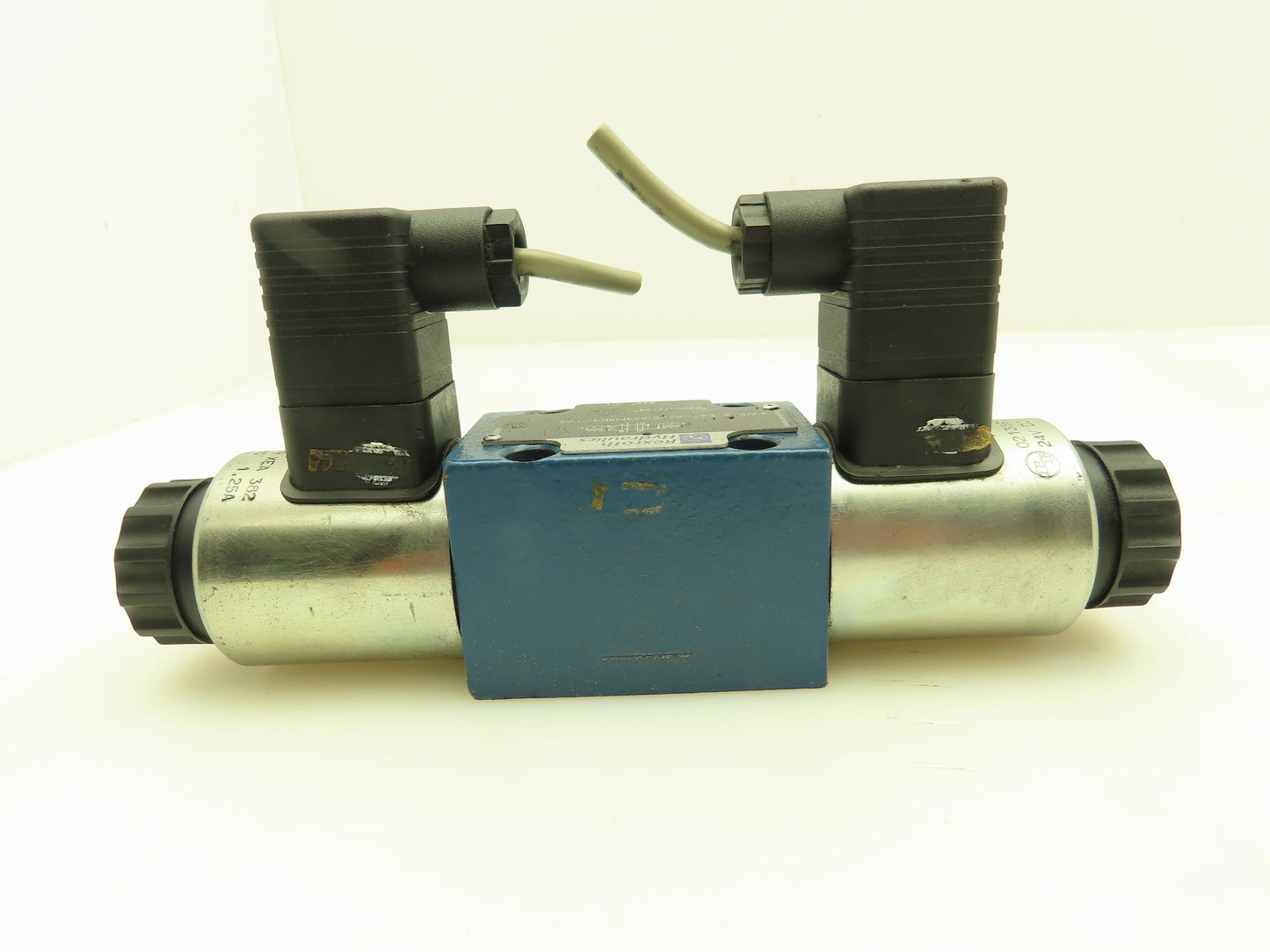 Rexroth 4WE E67-62/EG24N9K4/T06 Hydraulic Directional Solenoid Valve 24VDC D03
