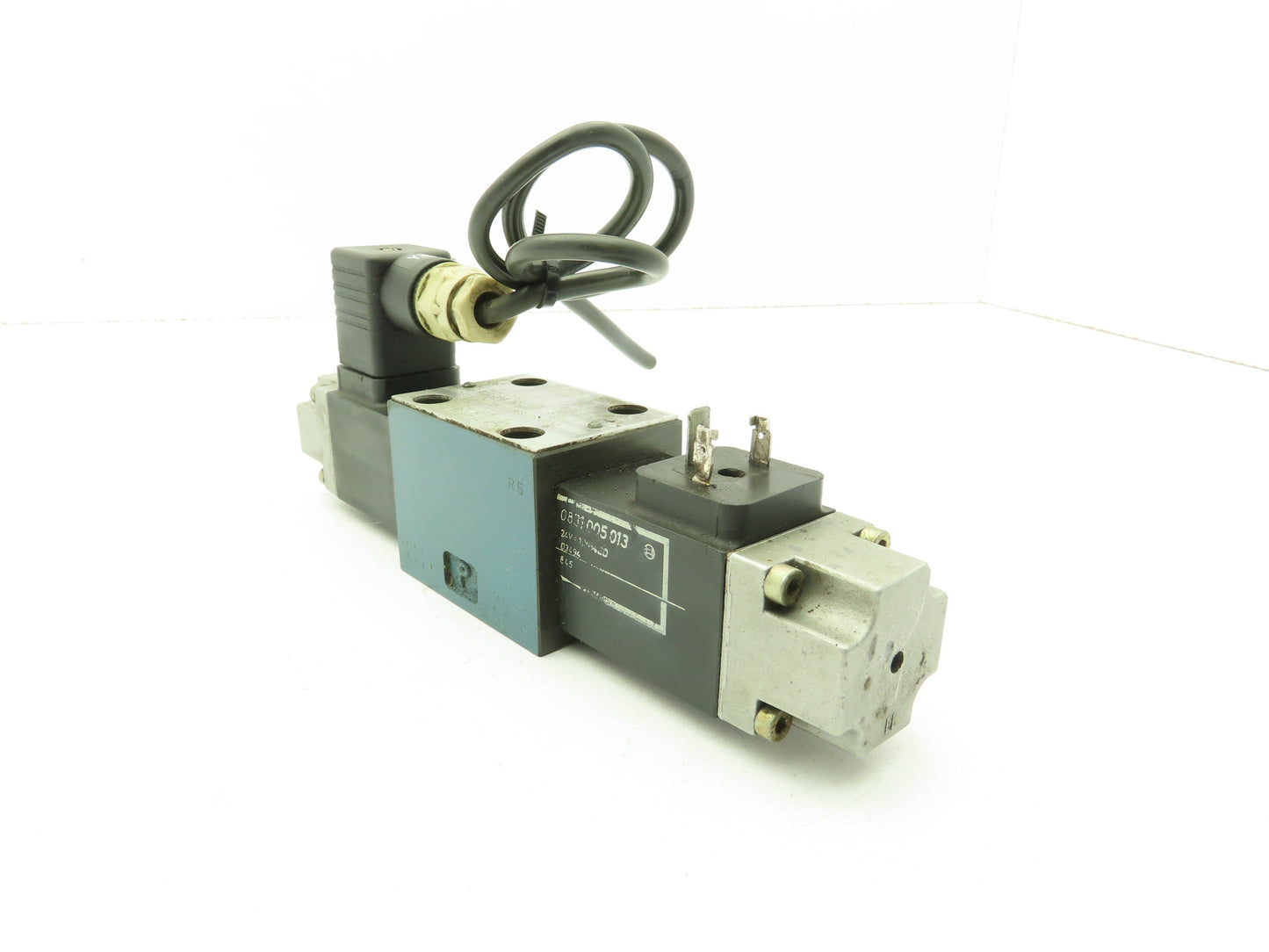 Bosch 0 810 090 101 Hydraulic Solenoid Valve Double Action 24V Coil