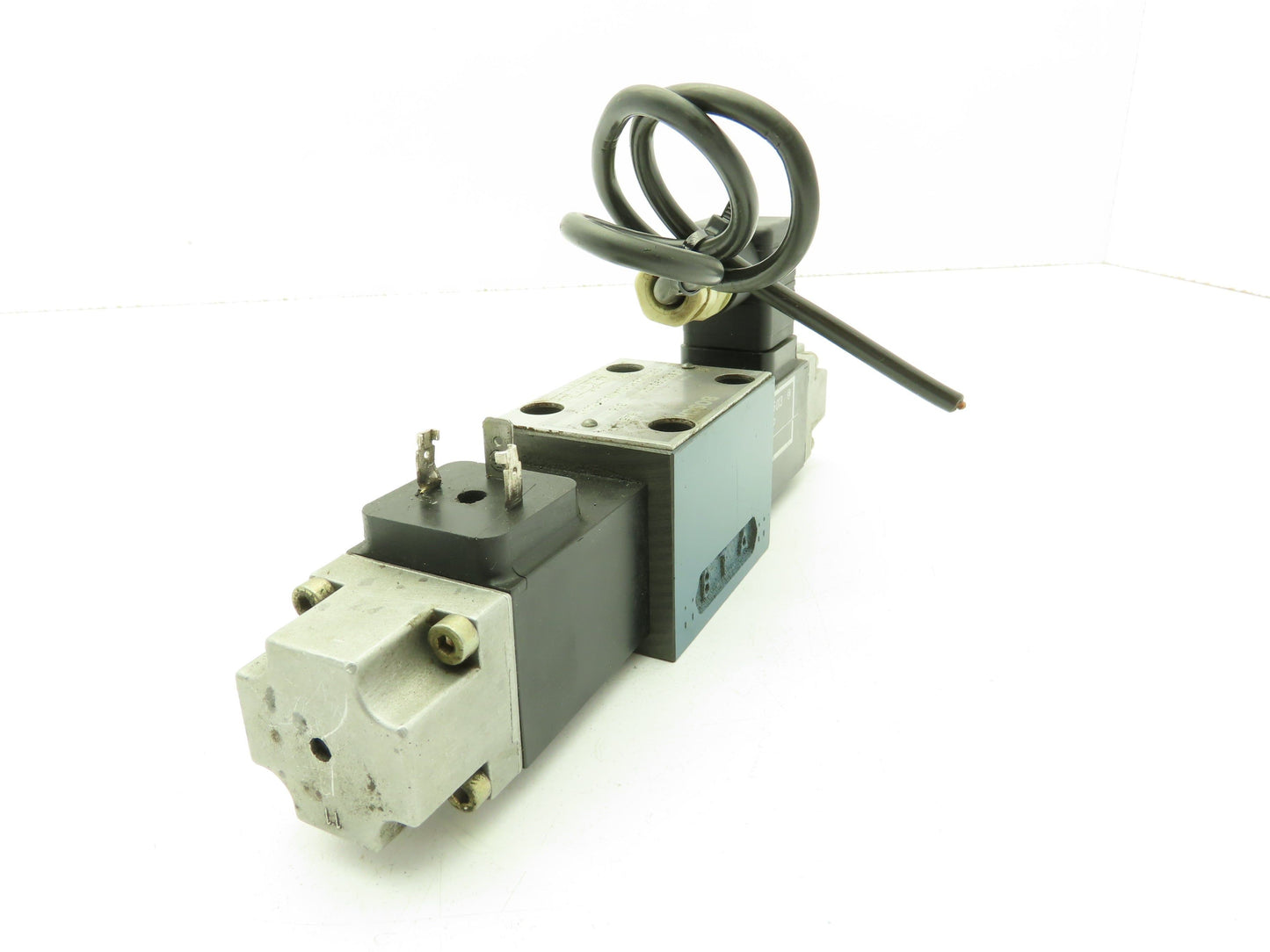 Bosch 0 810 090 101 Hydraulic Solenoid Valve Double Action 24V Coil