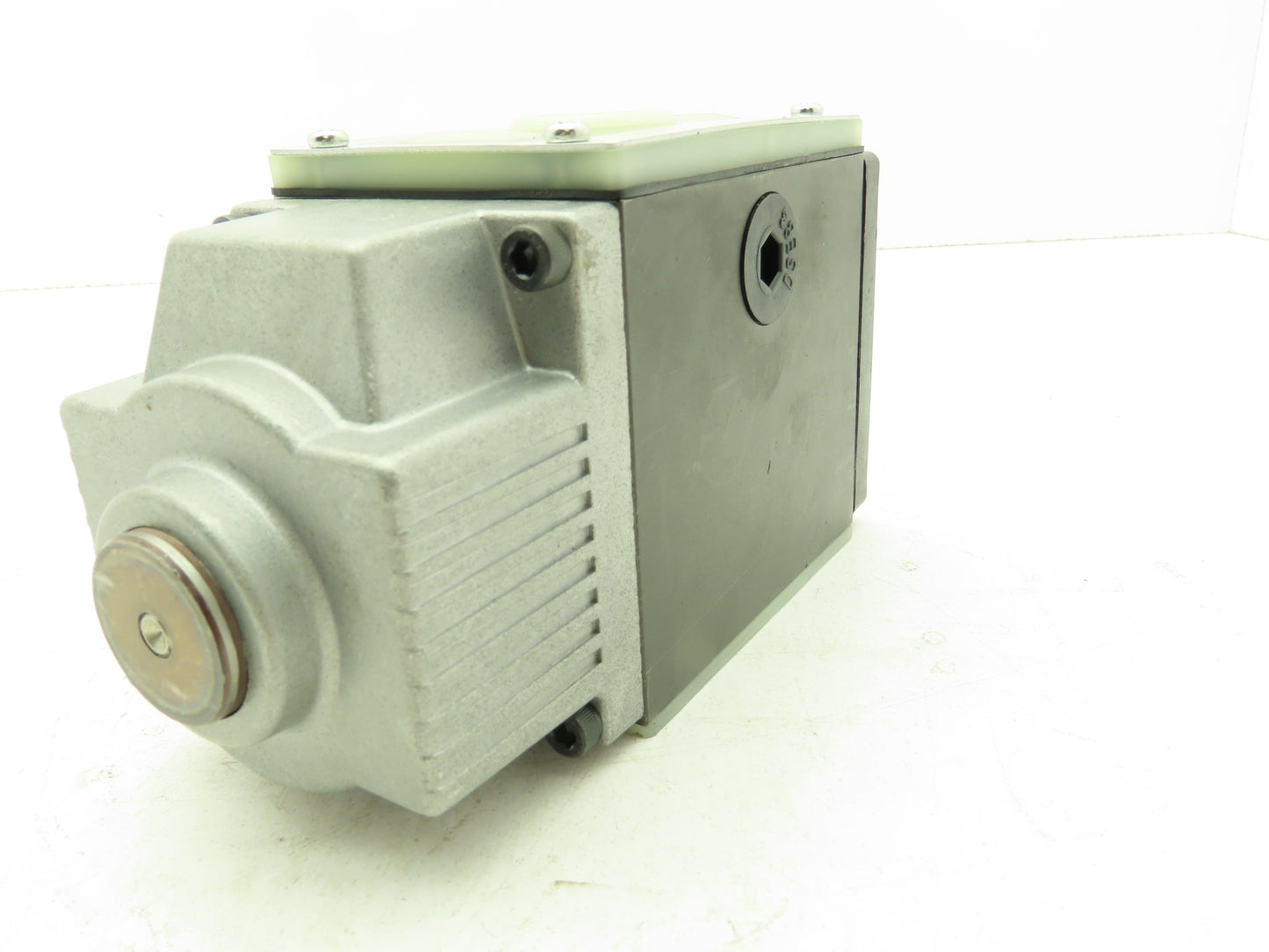 Nachi SS-G03-A06-R-C115-E8916A Hydraulic Directional Control Solenoid Valve 120V