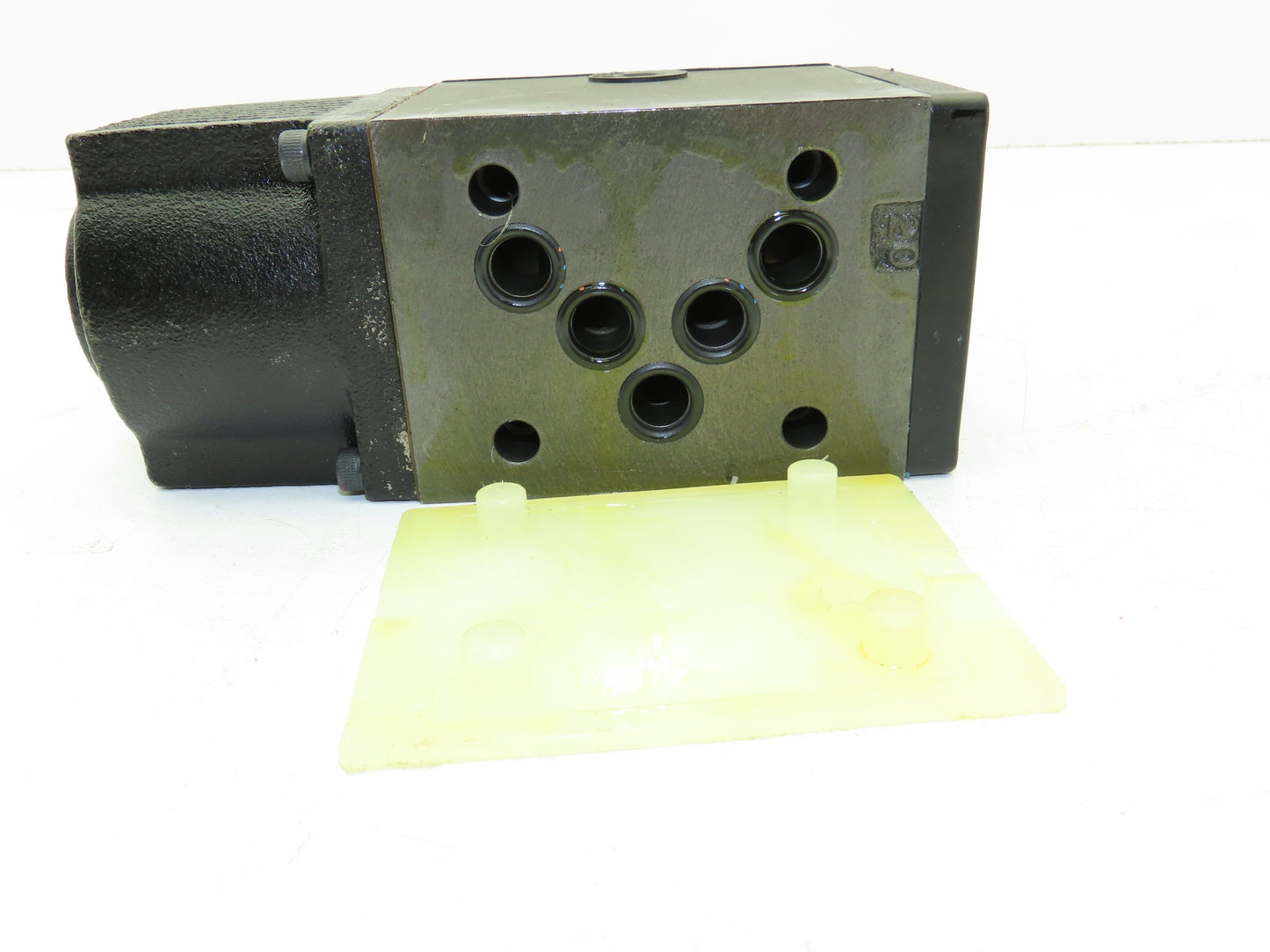 Nachi SS-G03-A5-FR-D2-E10 Hydraulic Directional Control Wet Solenoid Valve 24VDC