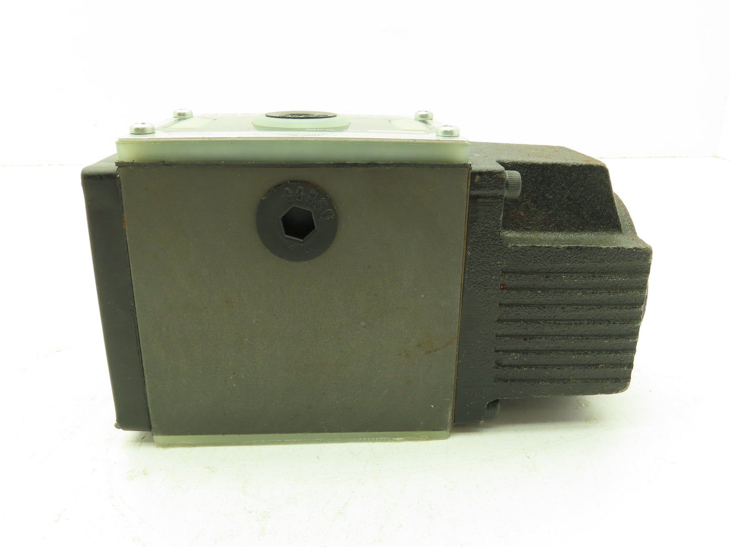 Nachi SS-G03-H63-R-D1-E8916A Hydraulic Directional Control Solenoid Valve 12VDC