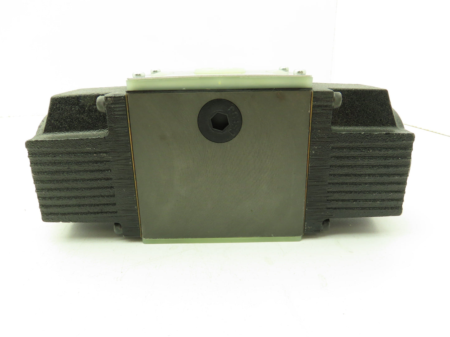 Nachi SS-G03-C6-R-E115-E10 Hydraulic Directional Control Wet Solenoid Valve 120V