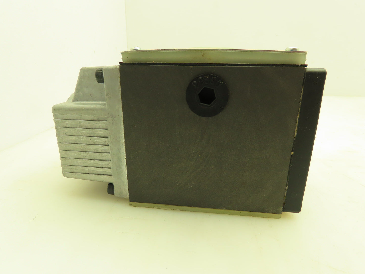 Nachi SS-G03-A5-R-C230-E10 Hydraulic Directional Control Solenoid Valve 220V D05