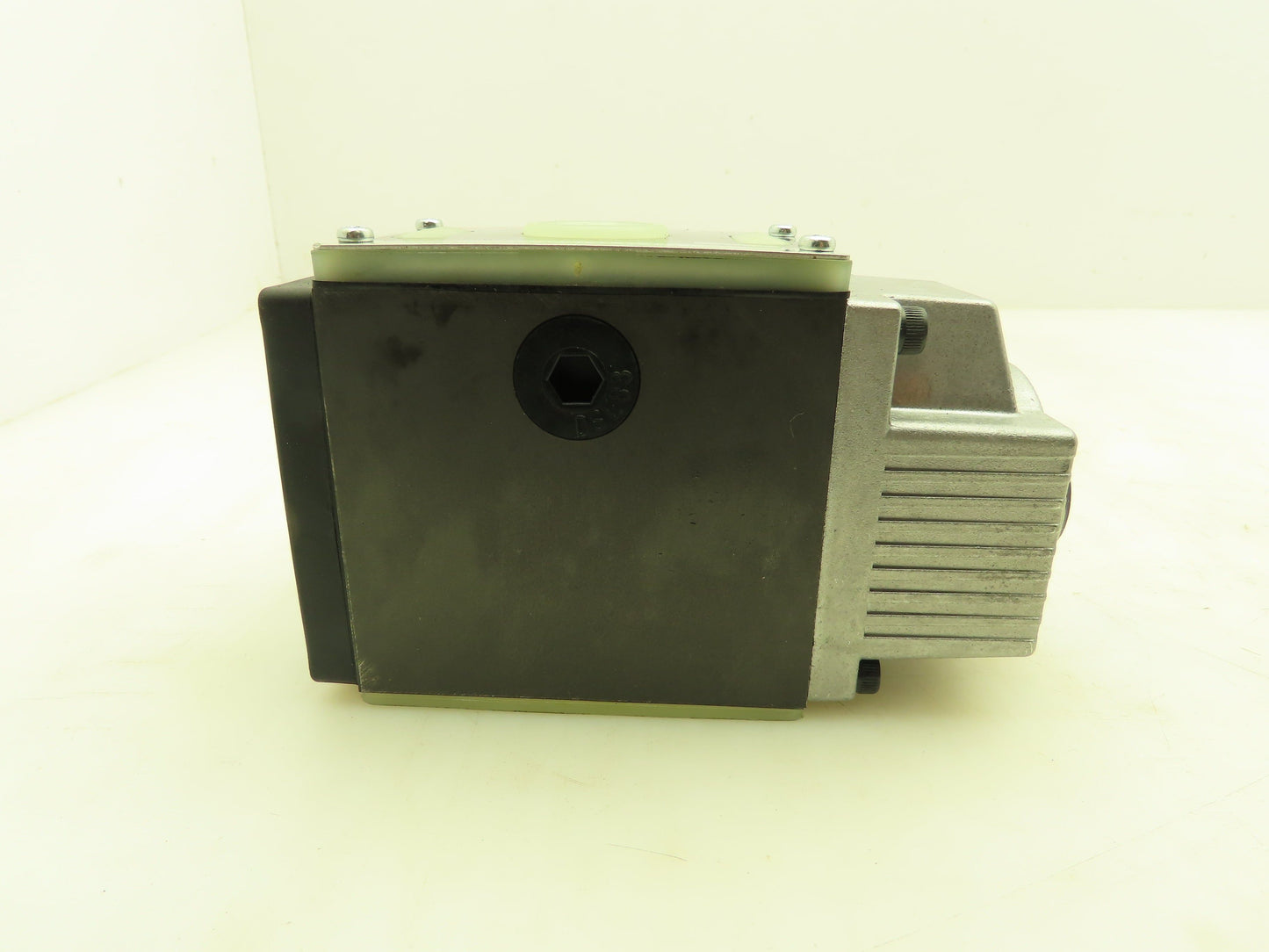 Nachi SS-G03-H43-R-C115-E8916A Hydraulic Directional Control Solenoid Valve 120V