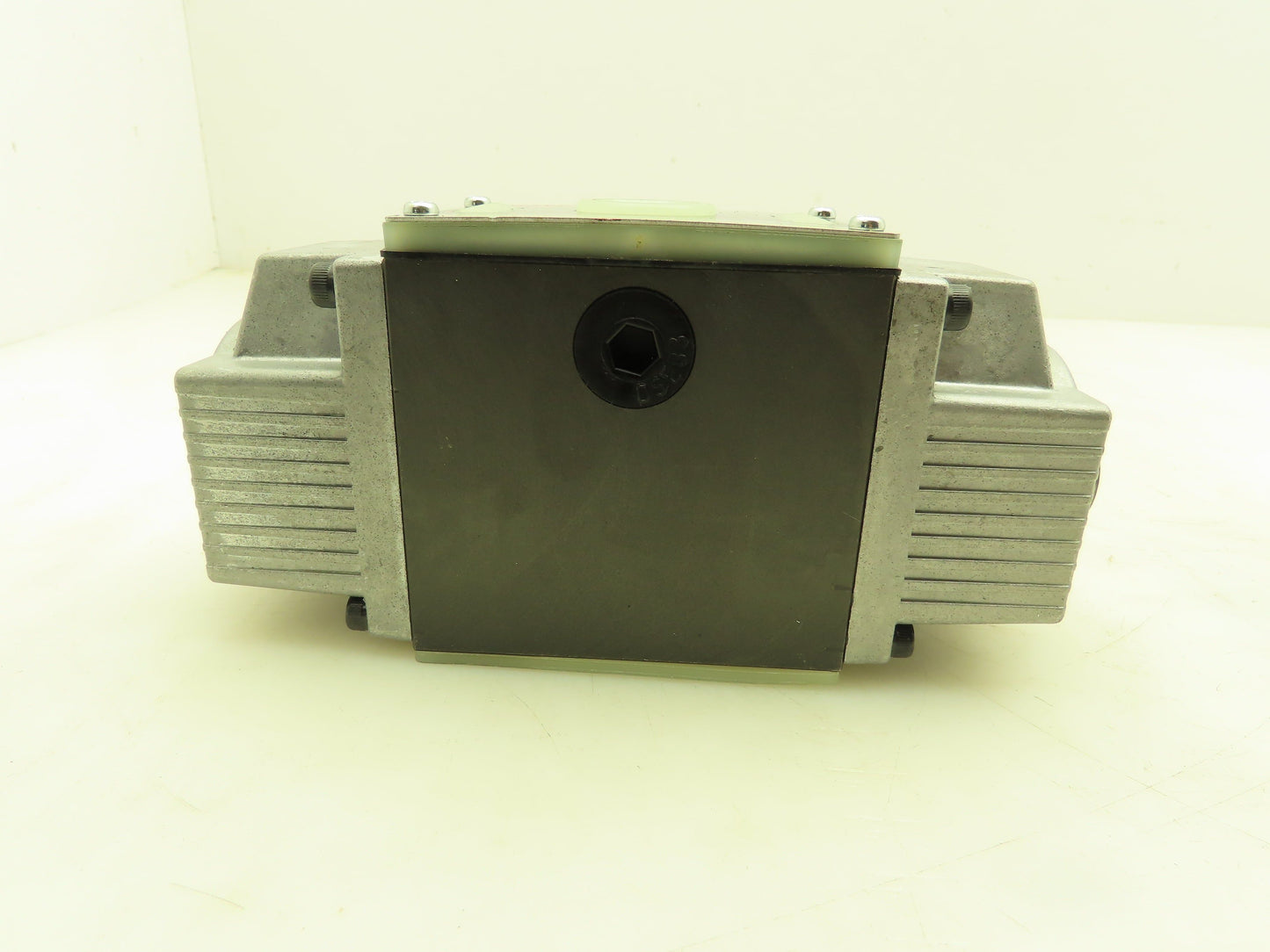 Nachi SS-G03-C6-R-C230-E10 Hydraulic Directional Control Solenoid Valve 220V D05