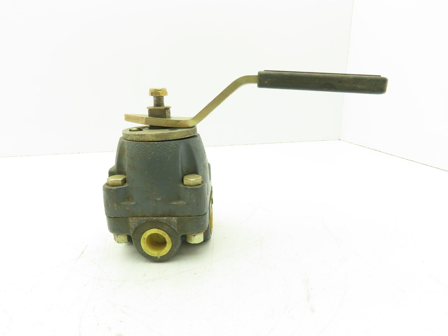 Barksdale 203R6HC3 Shear-Seal Directional Control Valve 4-Way 3-Pos 1/2" NPT