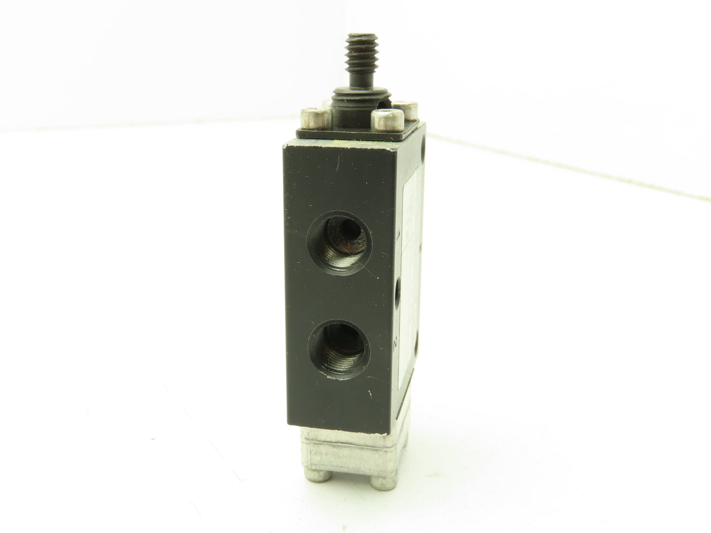 Aro MQ 1348 Pneumatic 3 Way Valve NC 1/8" NPT Air or Manual Activated